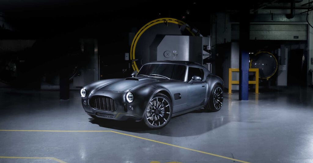 Wydłużona maska modelu Cobra GT Coupe kryje ośmicylindrowy silnik widlasty o pojemności 5 l