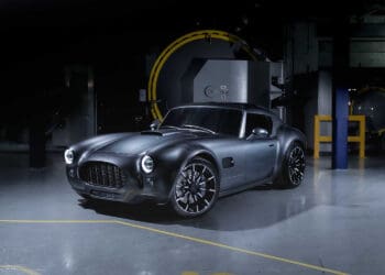 Wydłużona maska modelu Cobra GT Coupe kryje ośmicylindrowy silnik widlasty o pojemności 5 l