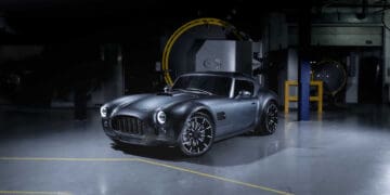 Wydłużona maska modelu Cobra GT Coupe kryje ośmicylindrowy silnik widlasty o pojemności 5 l