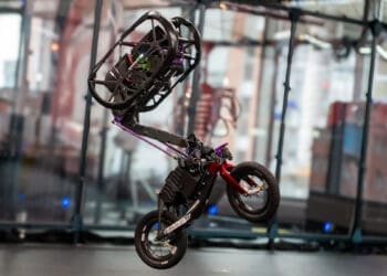 Akrobatyczny robot na dwóch kółkach