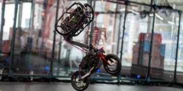 Akrobatyczny robot na dwóch kółkach