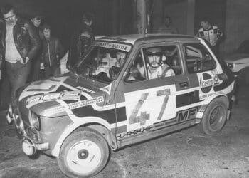 Andrzej Szyjkowski za kierownicą swojego malucha