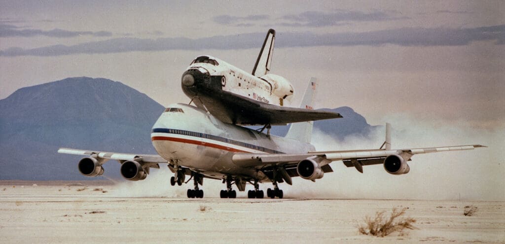 Boeing 747 Shuttle Carrier Aircraft 905 z promem kosmicznym Columbia na grzbiecie