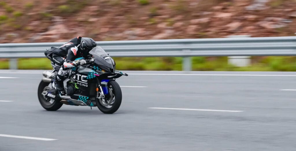 CFMOTO V4 SR-RR podczas jazdy na torze testowym Shangrao w prowincji Jiangxi