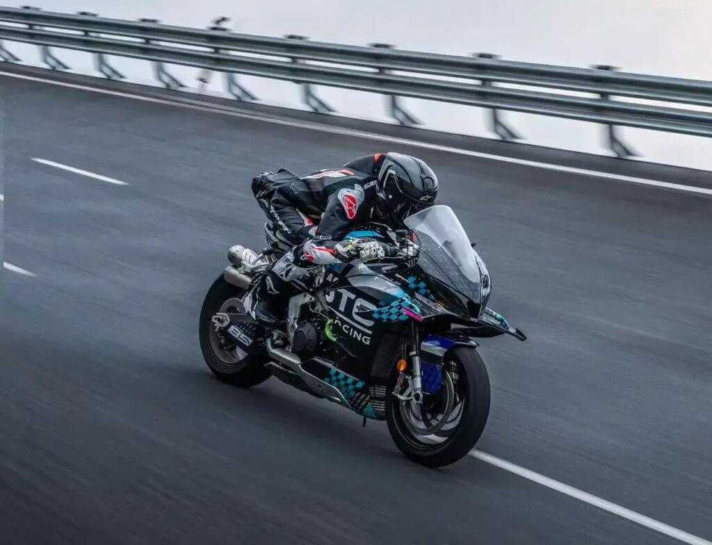 CFMOTO V4 SR-RR podczas jazdy na torze testowym Shangrao w prowincji Jiangxi