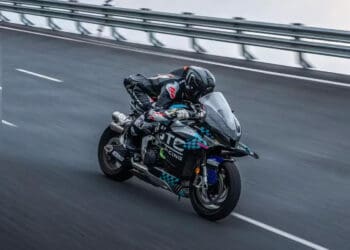 CFMOTO V4 SR-RR podczas jazdy na torze testowym Shangrao w prowincji Jiangxi
