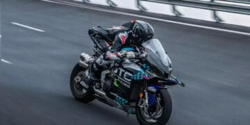 CFMOTO V4 SR-RR podczas jazdy na torze testowym Shangrao w prowincji Jiangxi