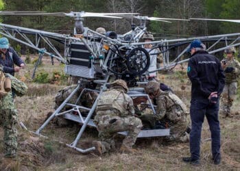 Ćwiczenia z ewakuacji rannych przy użyciu drona na poligonie w Bemowie Piskim