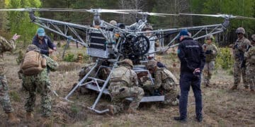 Ćwiczenia z ewakuacji rannych przy użyciu drona na poligonie w Bemowie Piskim