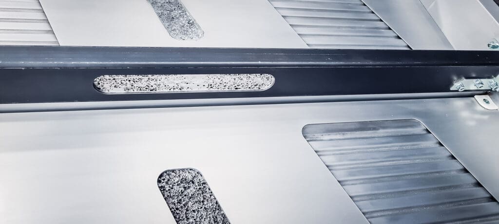 Dwupowłokowe panele z porowatym wypełnieniem do budowy osłon zespołów akumulatorowych