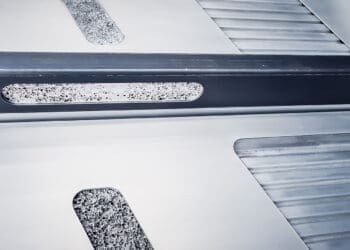 Dwupowłokowe panele z porowatym wypełnieniem do budowy obudowy zespołów akumulatorowych