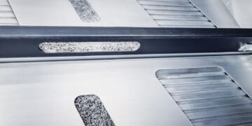 Dwupowłokowe panele z porowatym wypełnieniem do budowy obudowy zespołów akumulatorowych