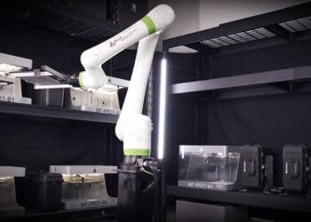 Farma drukarek 3D w technologii FFF obsługiwana przez cobota