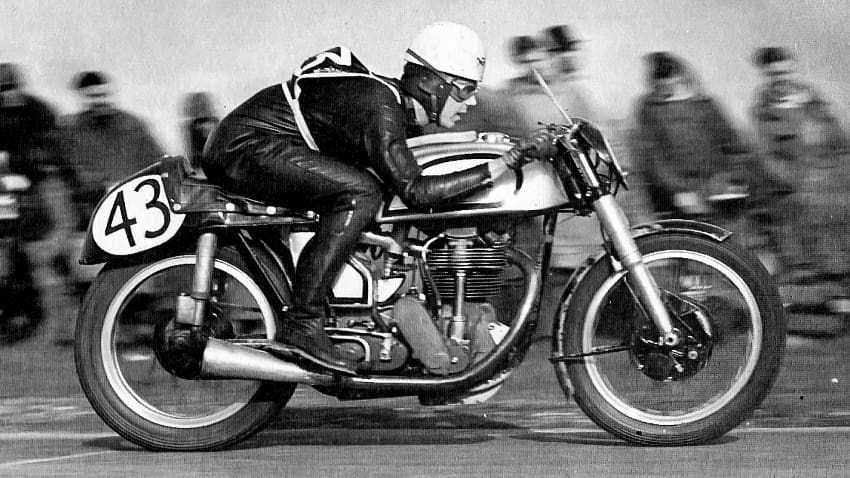 Geoff Duke za kierownicą motocykla projektu McCandlessa z silnikiem Kuźmickiego