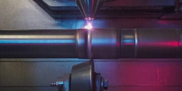 hybrydowa technologia nakładania powłok łączy napawanie laserowe i nagniatanie toczne