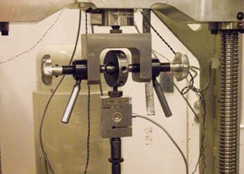 Maszyna typu VDA z założonym czujnikiem wzorcowym siły w miejscu mocowania amortyzatora