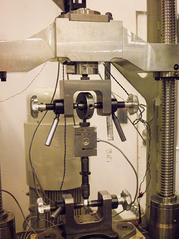 Maszyna typu VDA z założonym czujnikiem wzorcowym siły w miejscu mocowania amortyzatora