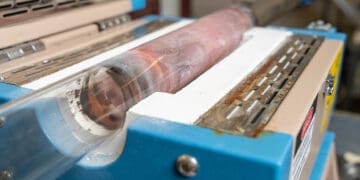 Badanie zachowania materiału podczas ogrzewania w cylindrze ze szkła kwarcowego