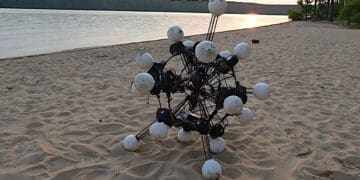 Mobilny robot z&nbsp;dwudziestoma siłownikami
