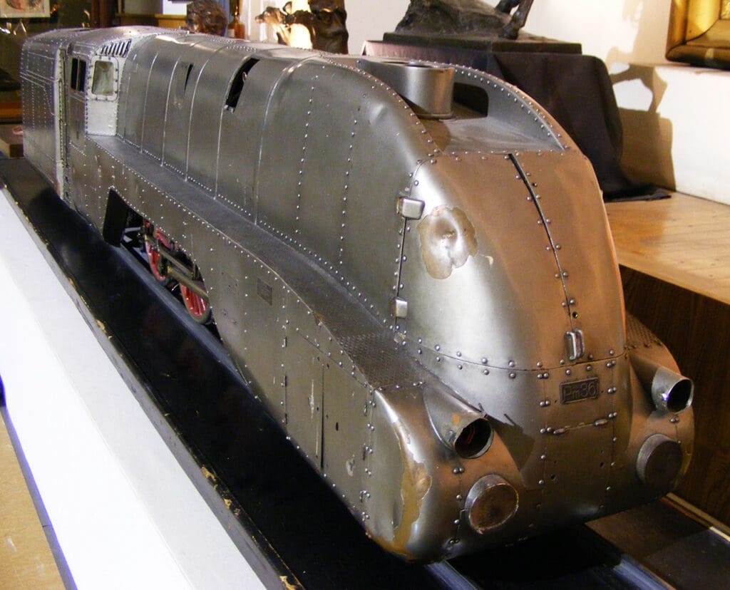 dwumetrowej długości model parowozu Pm36-1 w osłonie aerodynamicznej