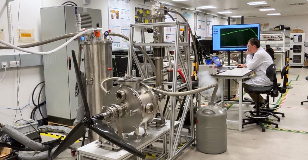 Nadprzewodnikowy silnik lotniczy podczas prób w laboratorium