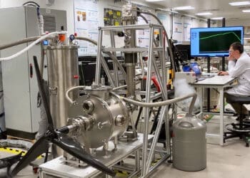 Nadprzewodnikowy silnik lotniczy podczas prób w laboratorium