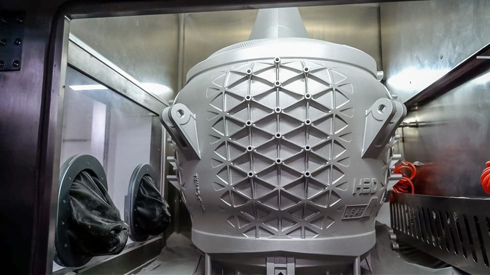 Silnik rakietowy aerospike w komorze roboczej drukarki LPBF