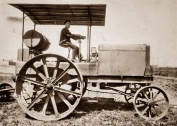 Pierwszy ciągnik zbudowany w Ursusie przez Karola Taylora w 1918 r.