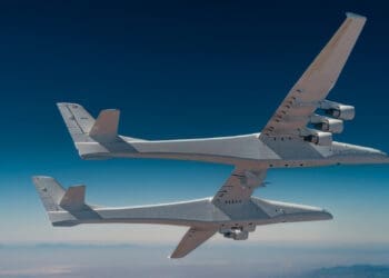 Rekordowy samolot Stratolaunch w powietrzu