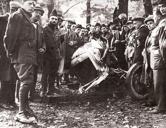 Resztki Mercedesa hrabiego Louisa Zborowskiego po jego śmiertelnym wypadku na torze Monza w 1924