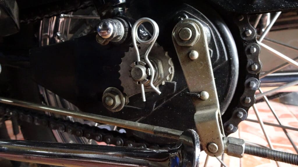 Przewiercenie stalowego wałka dokładnie w środku, prostopadle do jego osi