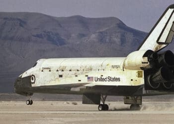 Moment lądowania wahadłowca Columbia w bazie White Sands kończącego lot STS-3