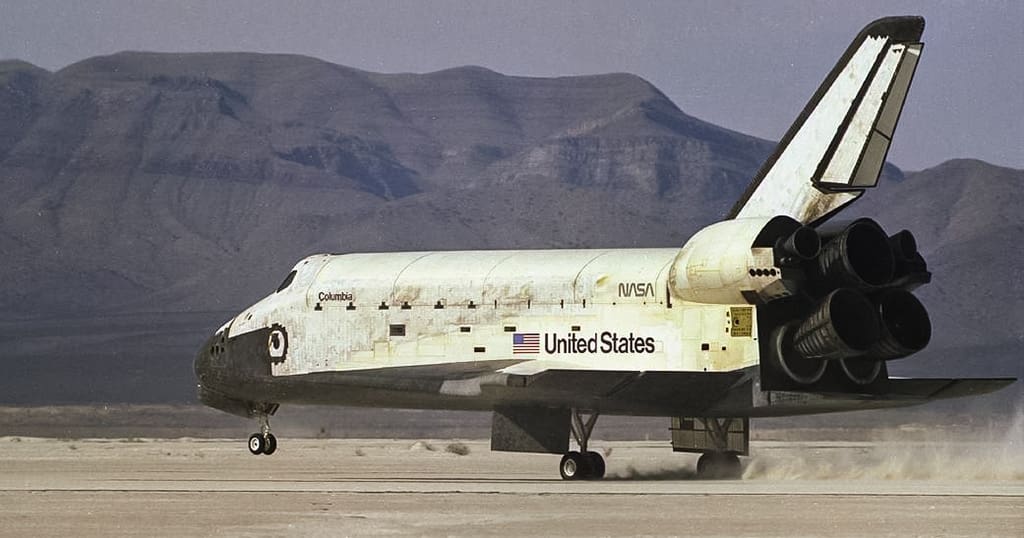 Moment lądowania wahadłowca Columbia w bazie White Sands kończącego lot STS-3