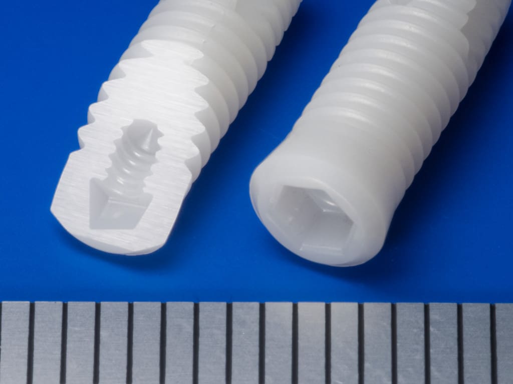 Specjalistyczny wkręt ceramiczny z dodatkowym gwintem wewnętrznym