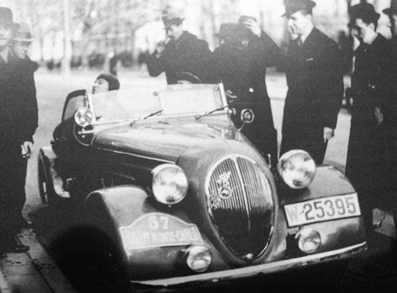 Start do Rajdu Monte Carlo 1937. Za kierownicą Tadeusz Marek.