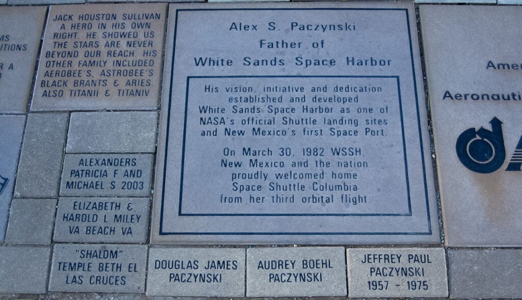 Tablica pamiątkowa rodziny Paczynskich w bazie rakietowej White Sands