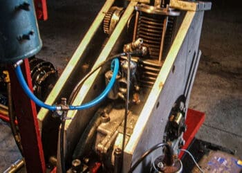 Tłokowy silnik spalinowy z wędrującą komorą spalania