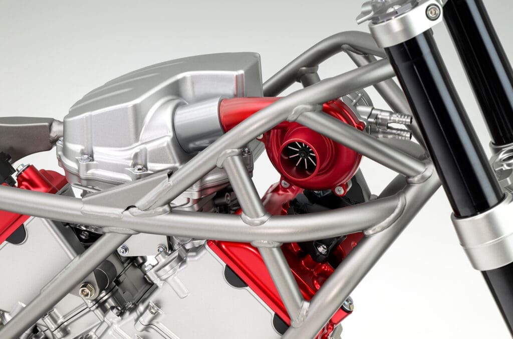 Trzycylindrowy silnik widlasty Hondy z doładowaniem elektrycznym V3R 900