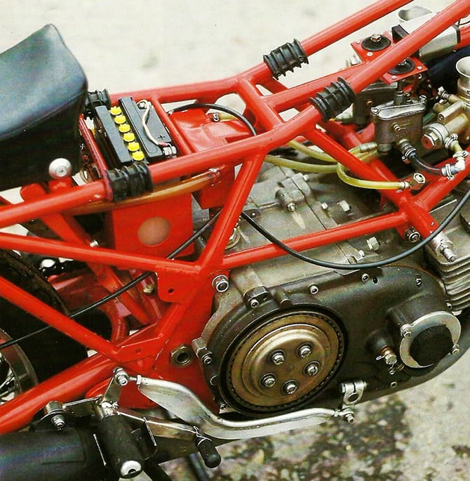 Typowa Grzbietowa Rama Kratownicowa w Motocyklu Wyścigowym Linto 500 z 1970