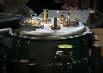 Wirówka trójkolumnowa do stosowania w strefie zagrożonej wybuchem