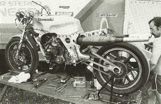 Wyścigowy Kawasaki KR 500 Z Roku 1980 – Jeden z Pierwszych Motocykli z Ramą Monocoque