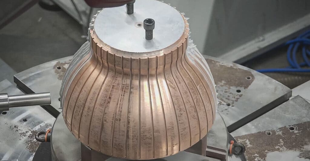 Wypełnianie kanałów materiałem pomocniczym – aluminium