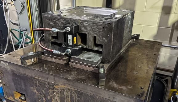 Gotowa forma po instalacji na prasie hydraulicznej o sile nacisku 150 ton