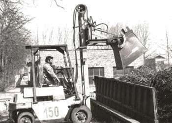 Wywrotnica czołowa o ruchu kontrolowanym