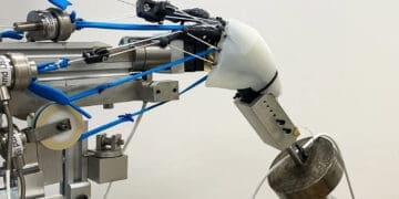 robotyczne ramię z&nbsp;przestrzennym modelem mięśnia naramiennego