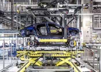 przemysłowe podnośniki w produkcji samochodów