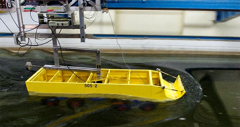 Model transportera w skali 1:5 podczas prób zachowania się w wodzie