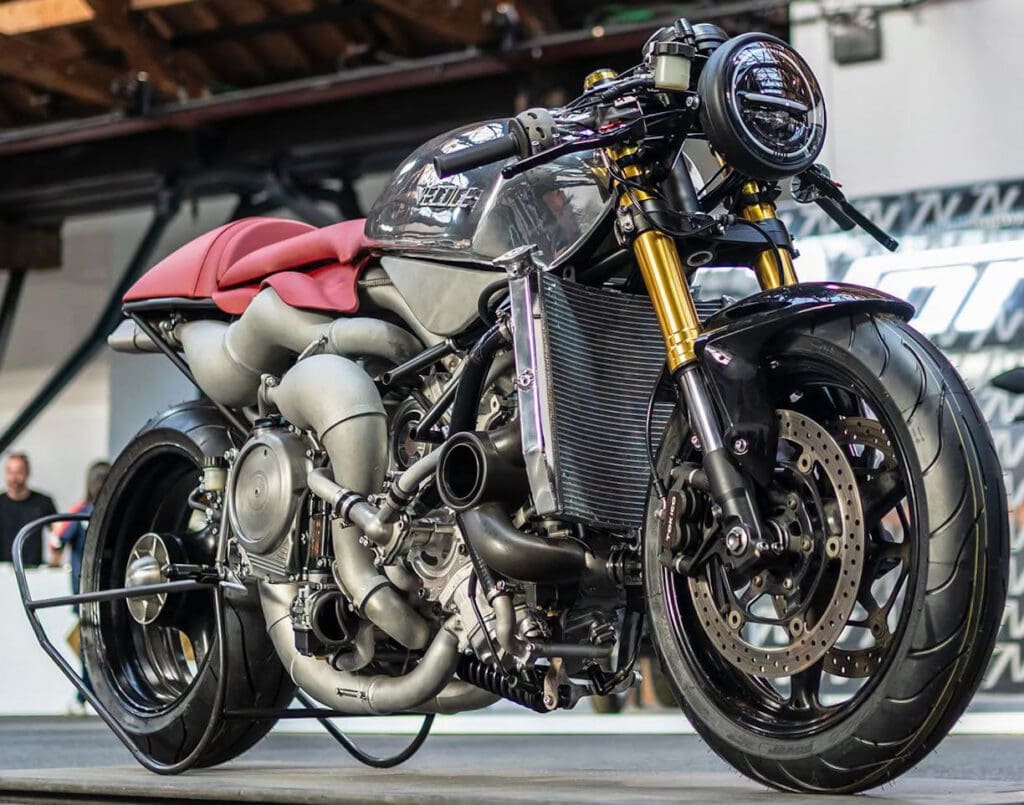 Veloce Aperion z ośmiocylindrowym silnikiem dwusuwowym